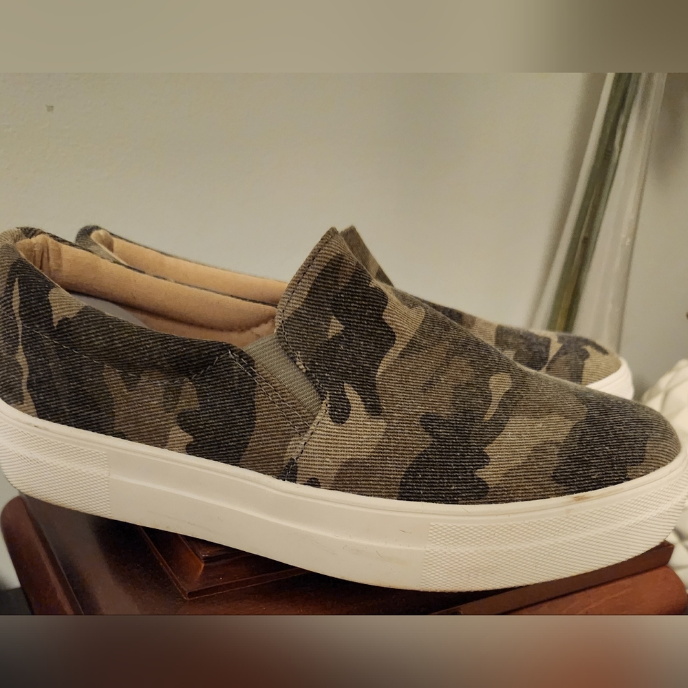 Camo loafers small platform size 8